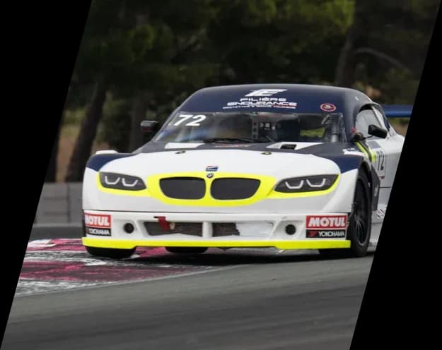 Voiture de course sur circuit