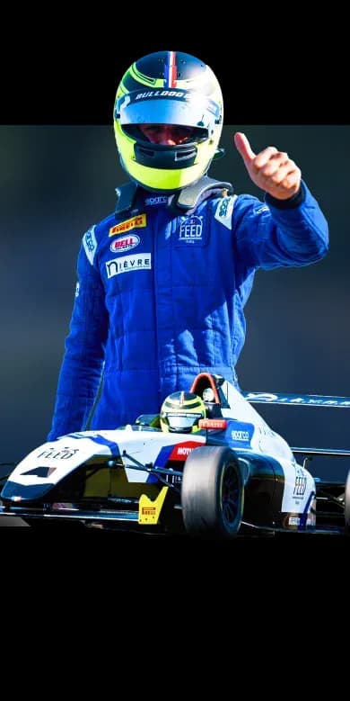 Sachel Rotgé pouce levé devant sa Formule 4